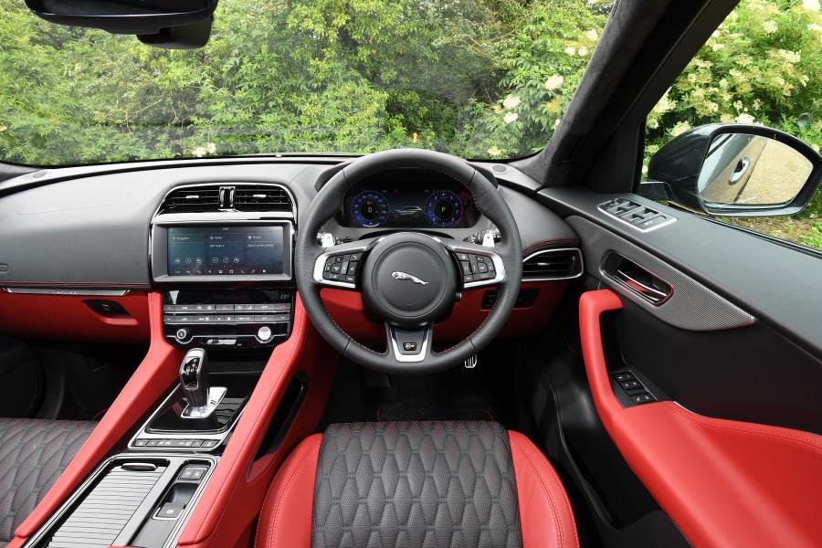 Торпедо Jaguar F-Pace SVR 2019 года  (UK) (фото 7 из 17)